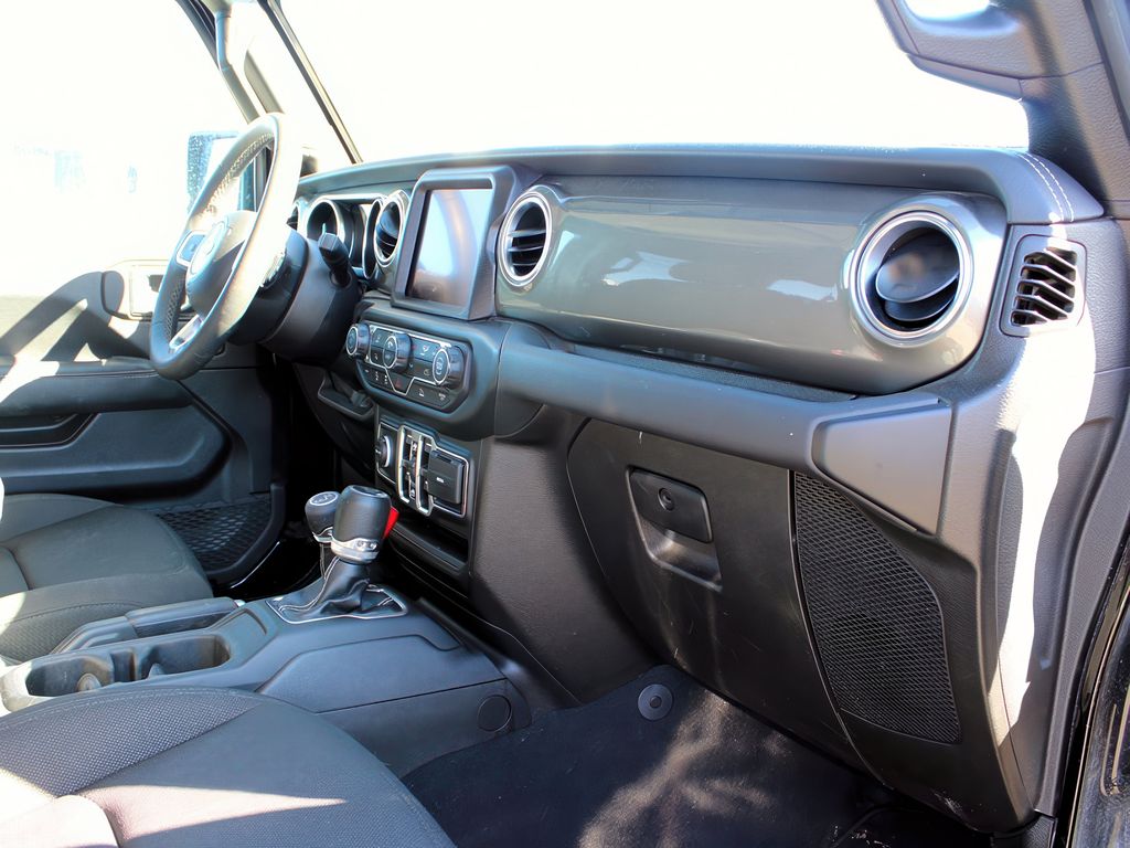 2023 Jeep Wrangler Sahara photo 20