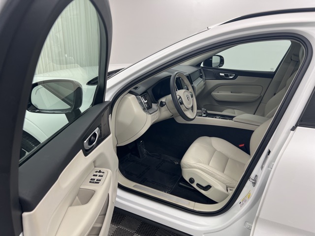 2024 Volvo XC60 B5 Plus photo 13