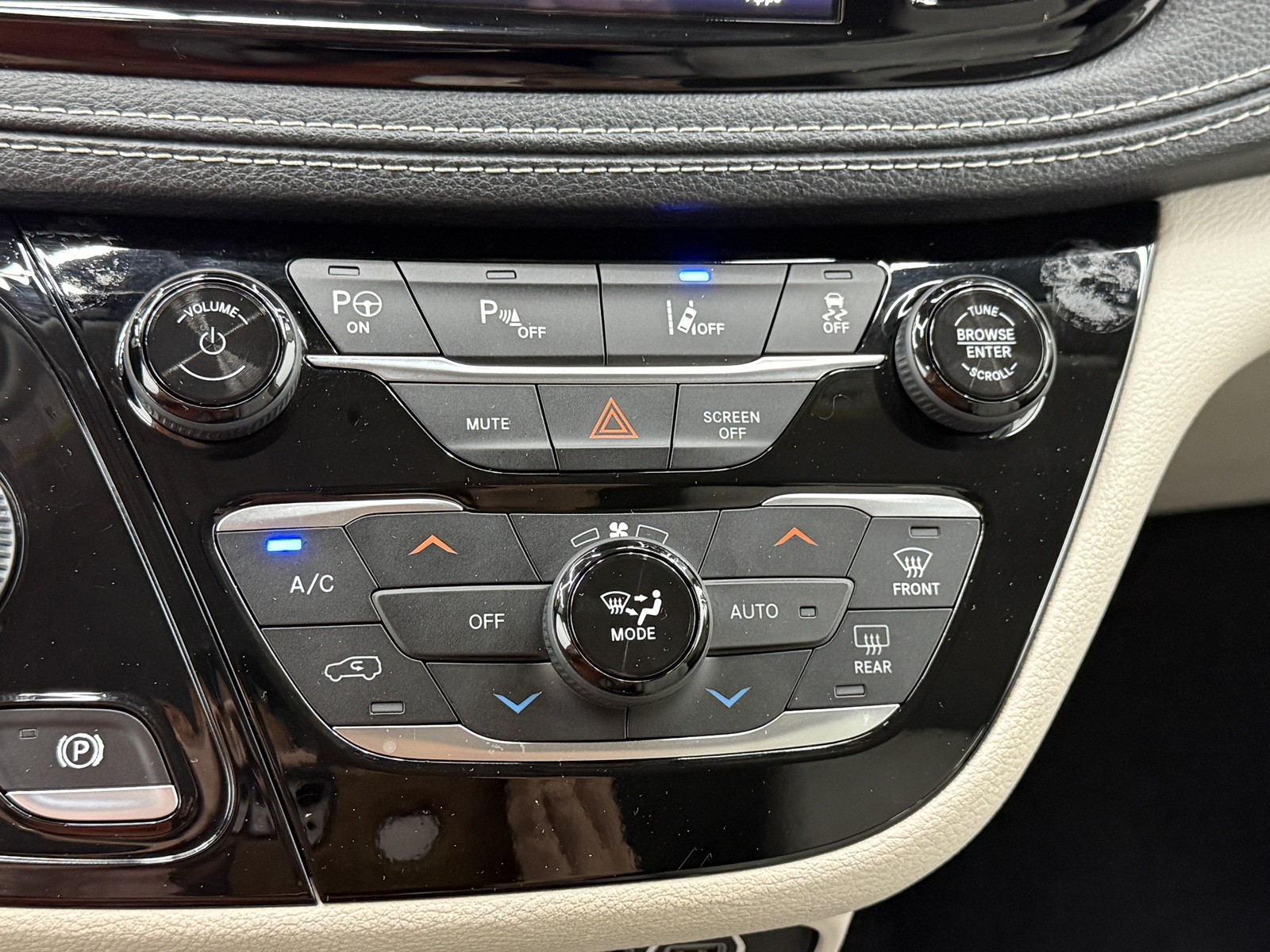 2021 Chrysler Pacifica Hybrid Touring L photo 35