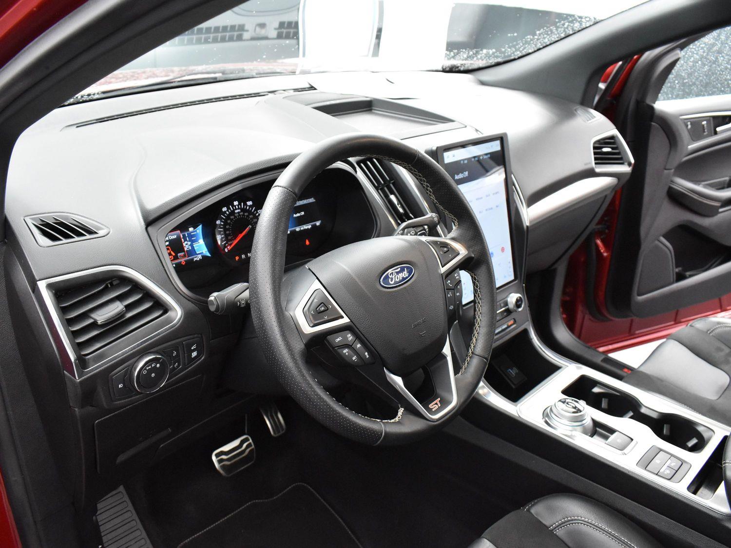 2022 Ford Edge ST photo 13