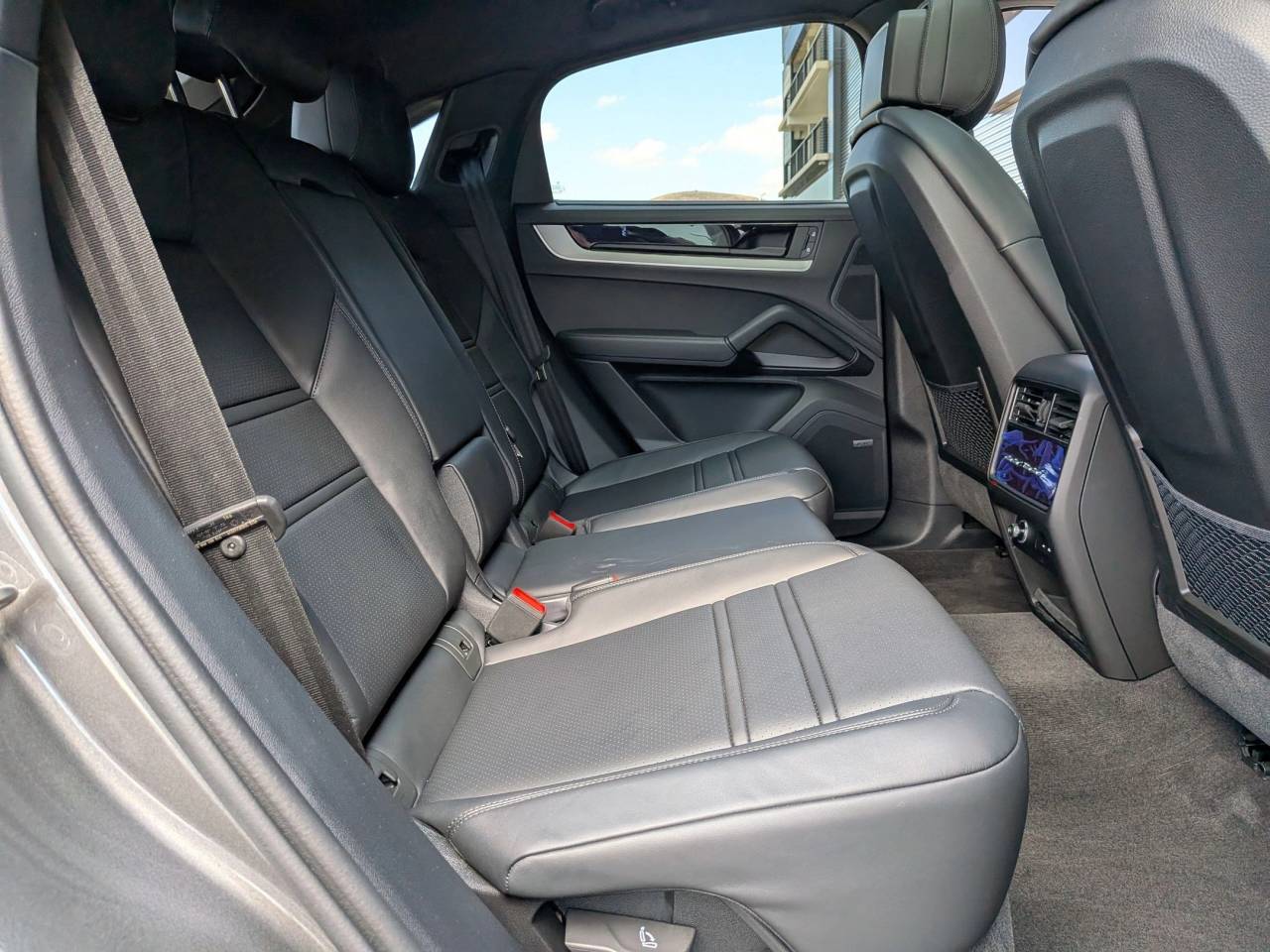 2025 Porsche Cayenne Coupe Base photo 22