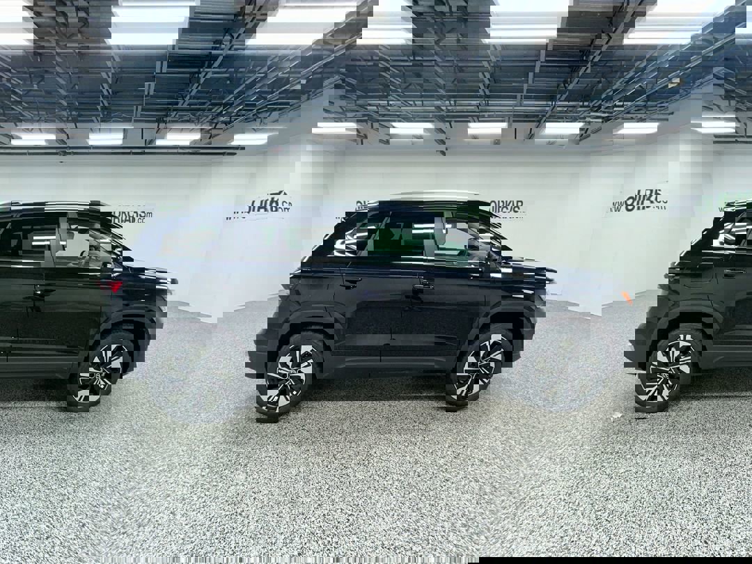 2025 Volkswagen Taos SE photo 3