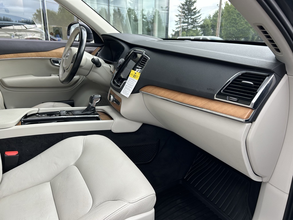 2021 Volvo XC90 T5 Momentum photo 25