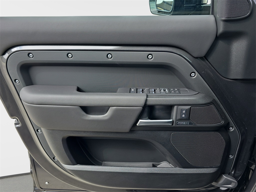 2025 Land Rover Defender 110 V8 photo 27
