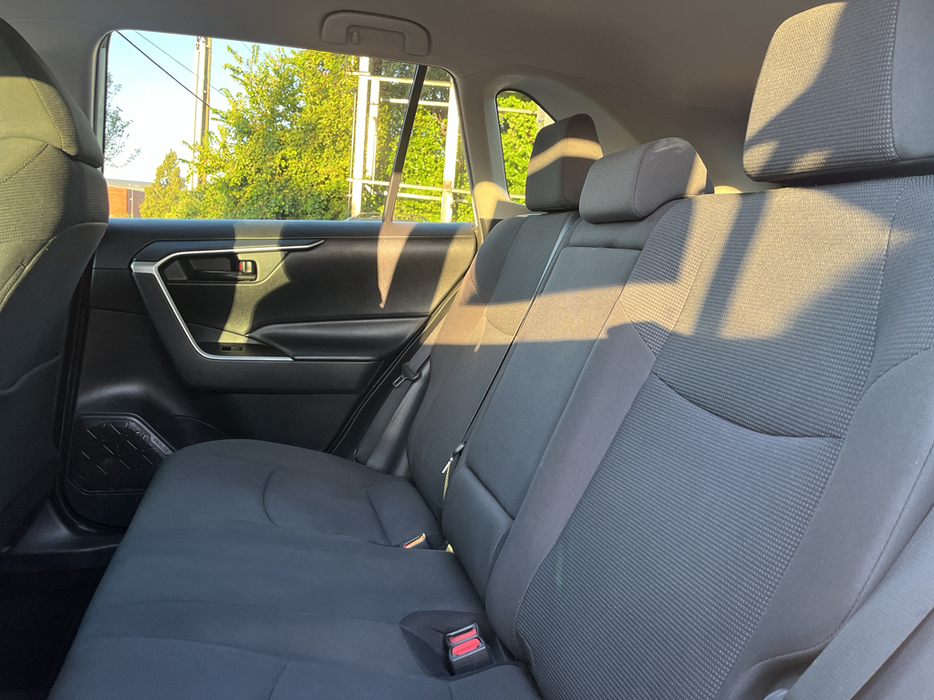 2020 Toyota RAV4 LE photo 4