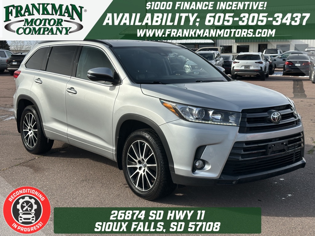 2017 Toyota Highlander SE photo 2