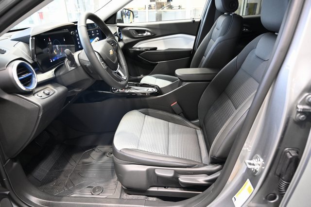 2025 Chevrolet Trax LT photo 9