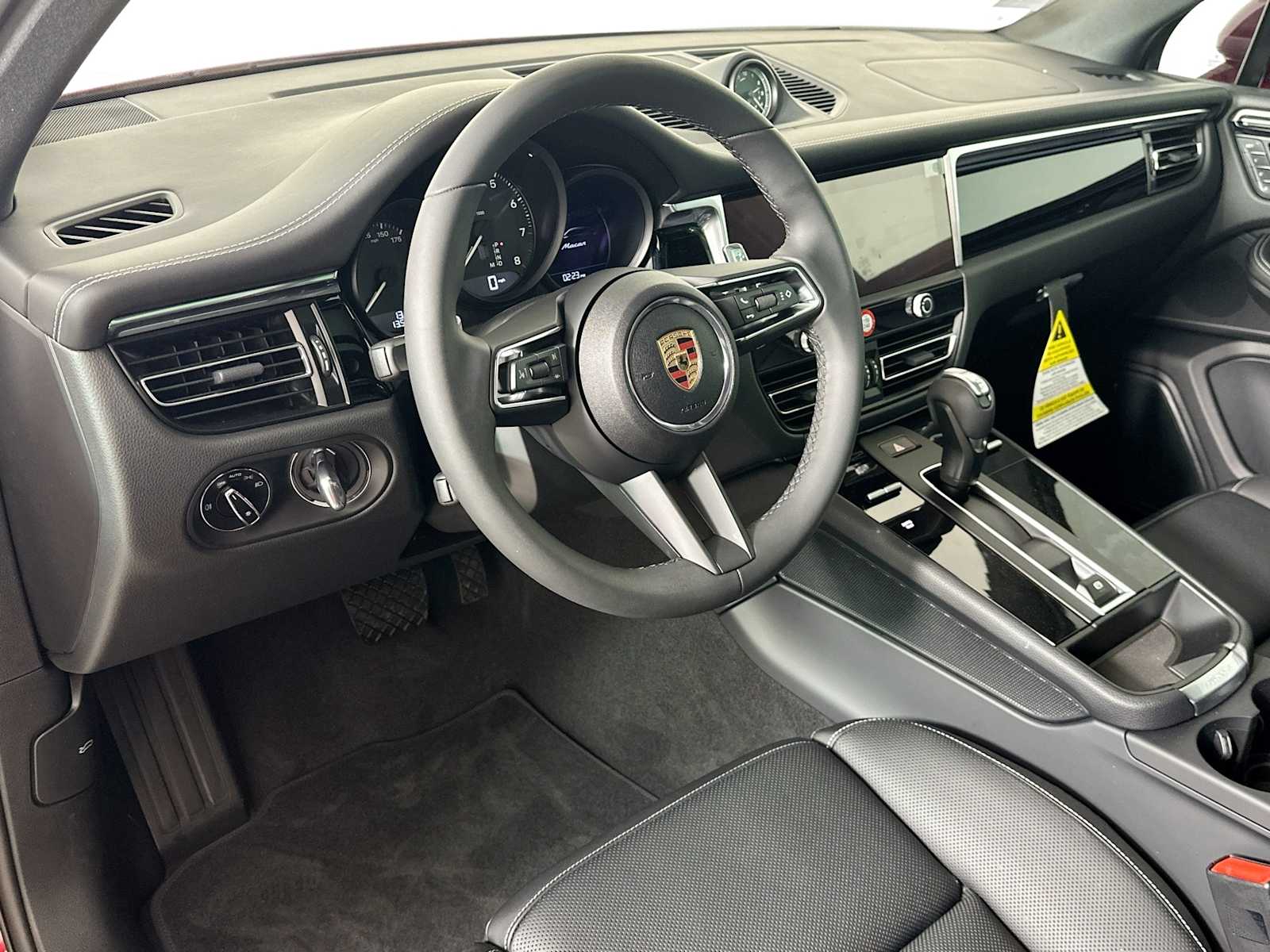 2025 Porsche Macan T photo 4