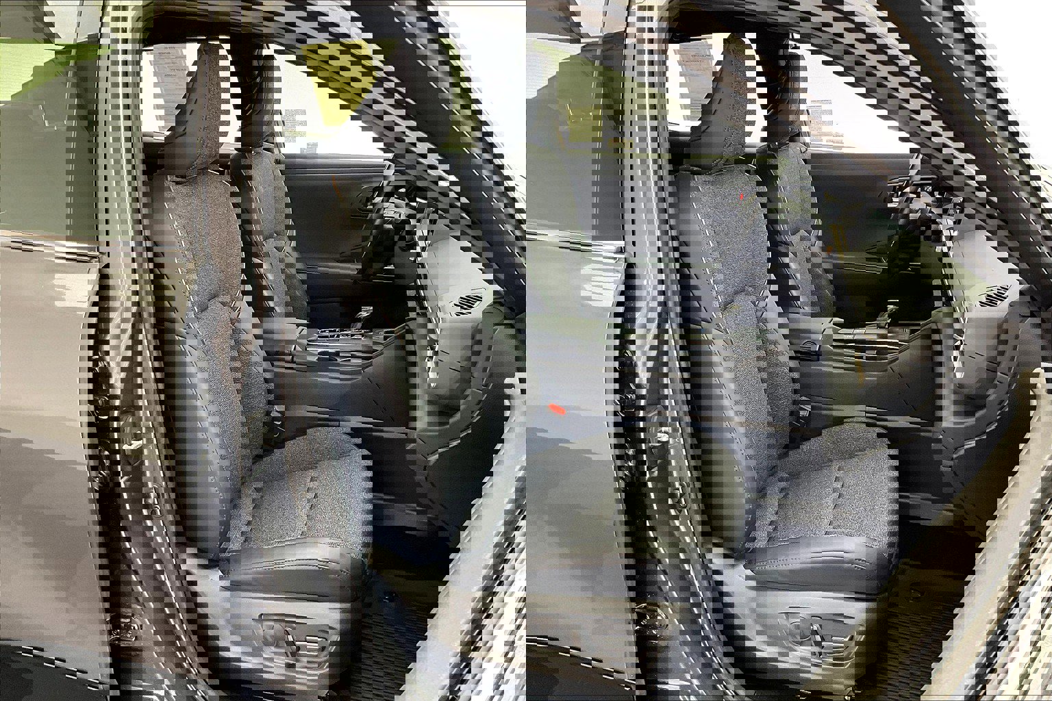 2023 Toyota Crown XLE photo 4