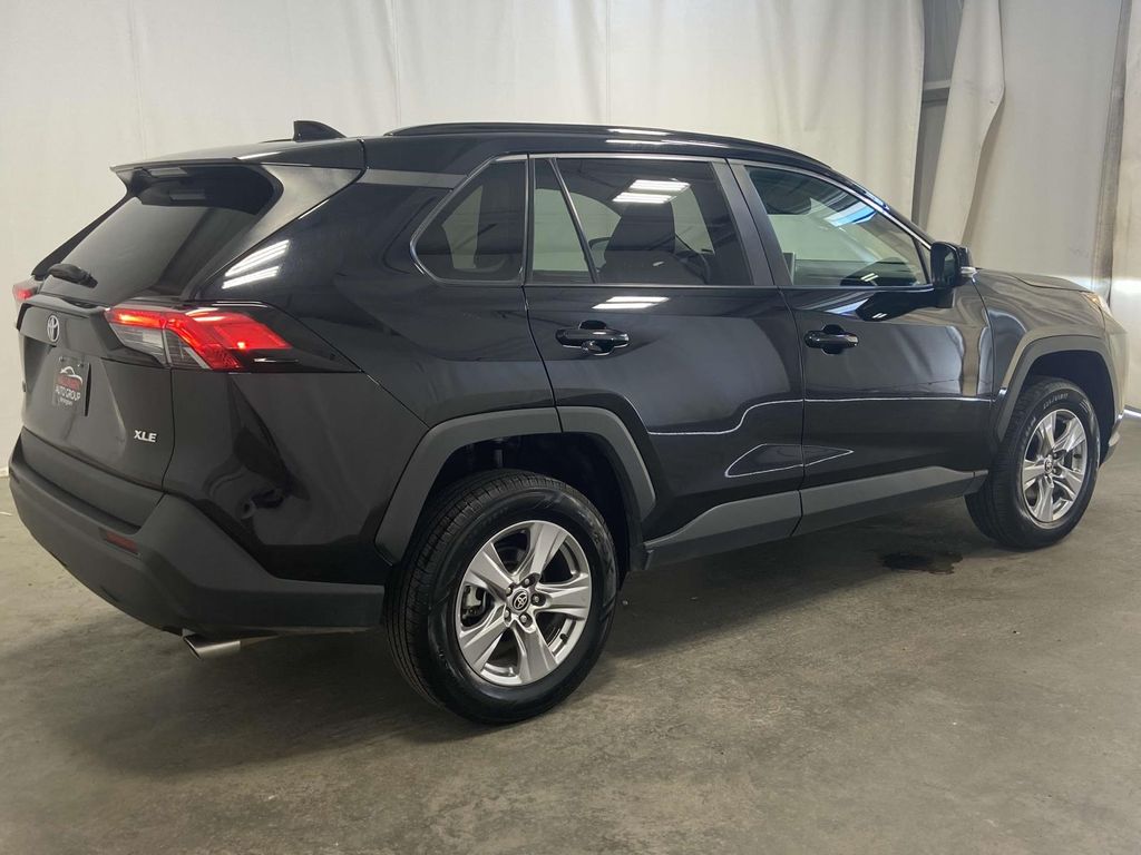 2024 Toyota RAV4 XLE photo 3
