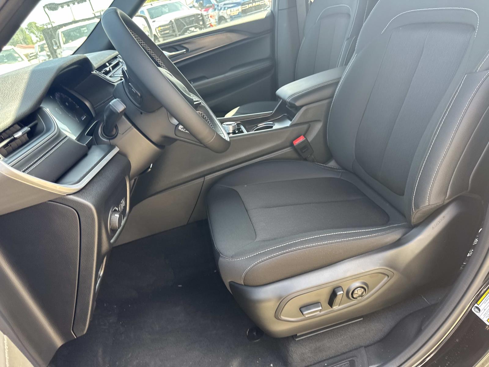 2025 Jeep Grand Cherokee Laredo X photo 6