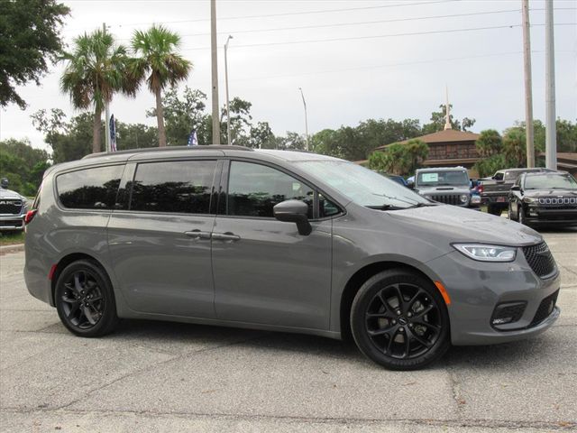2023 Chrysler Pacifica Touring L photo 2