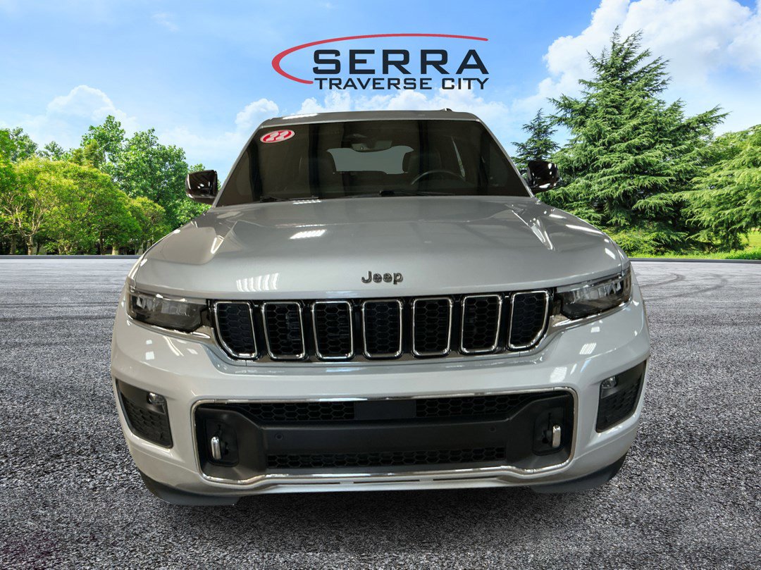 2022 Jeep Grand Cherokee Overland photo 2