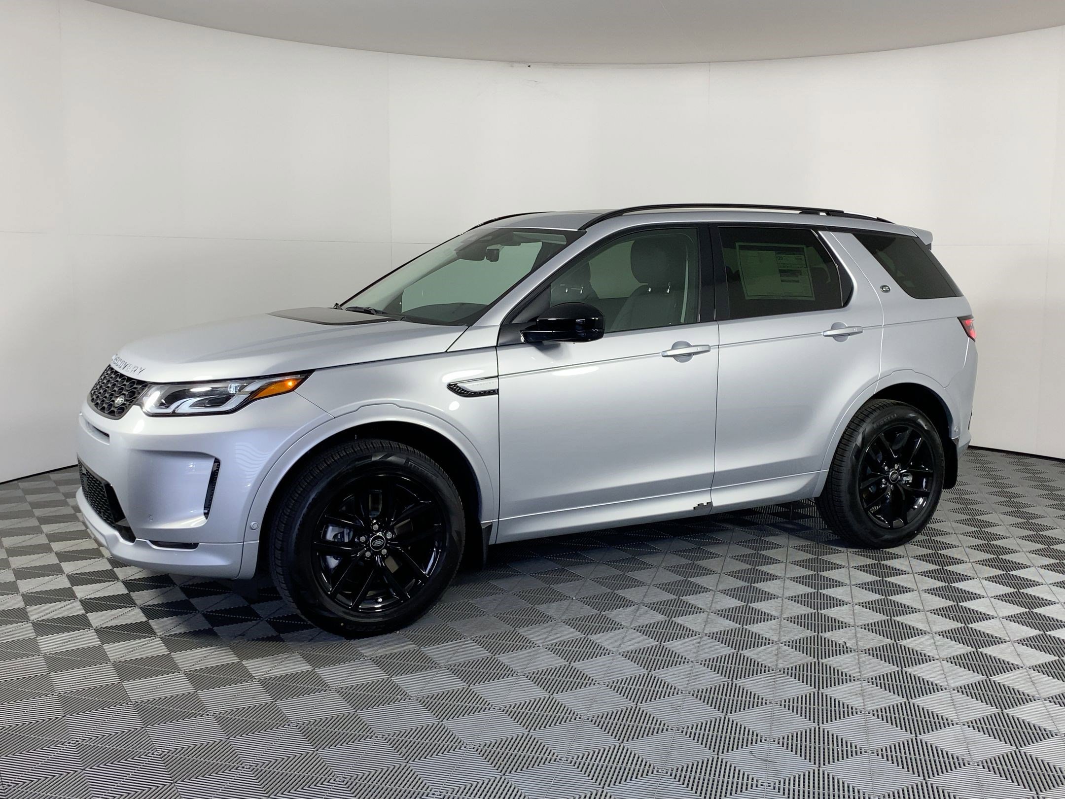 2025 Land Rover Discovery Sport S's photo