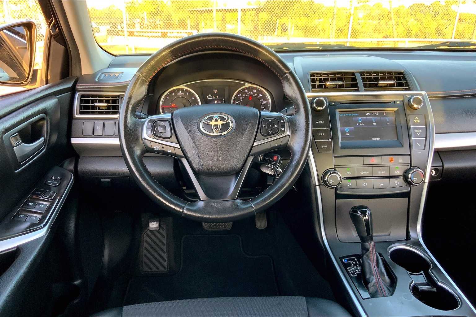 2015 Toyota Camry SE photo 5