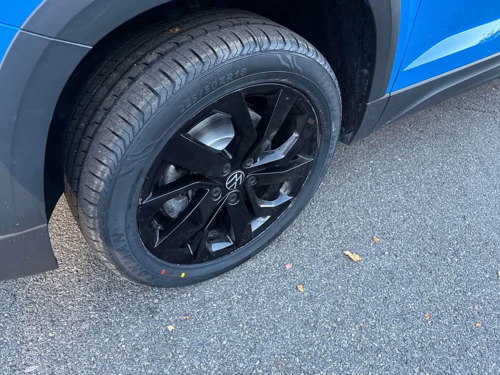 2022 Volkswagen Taos SE photo 2