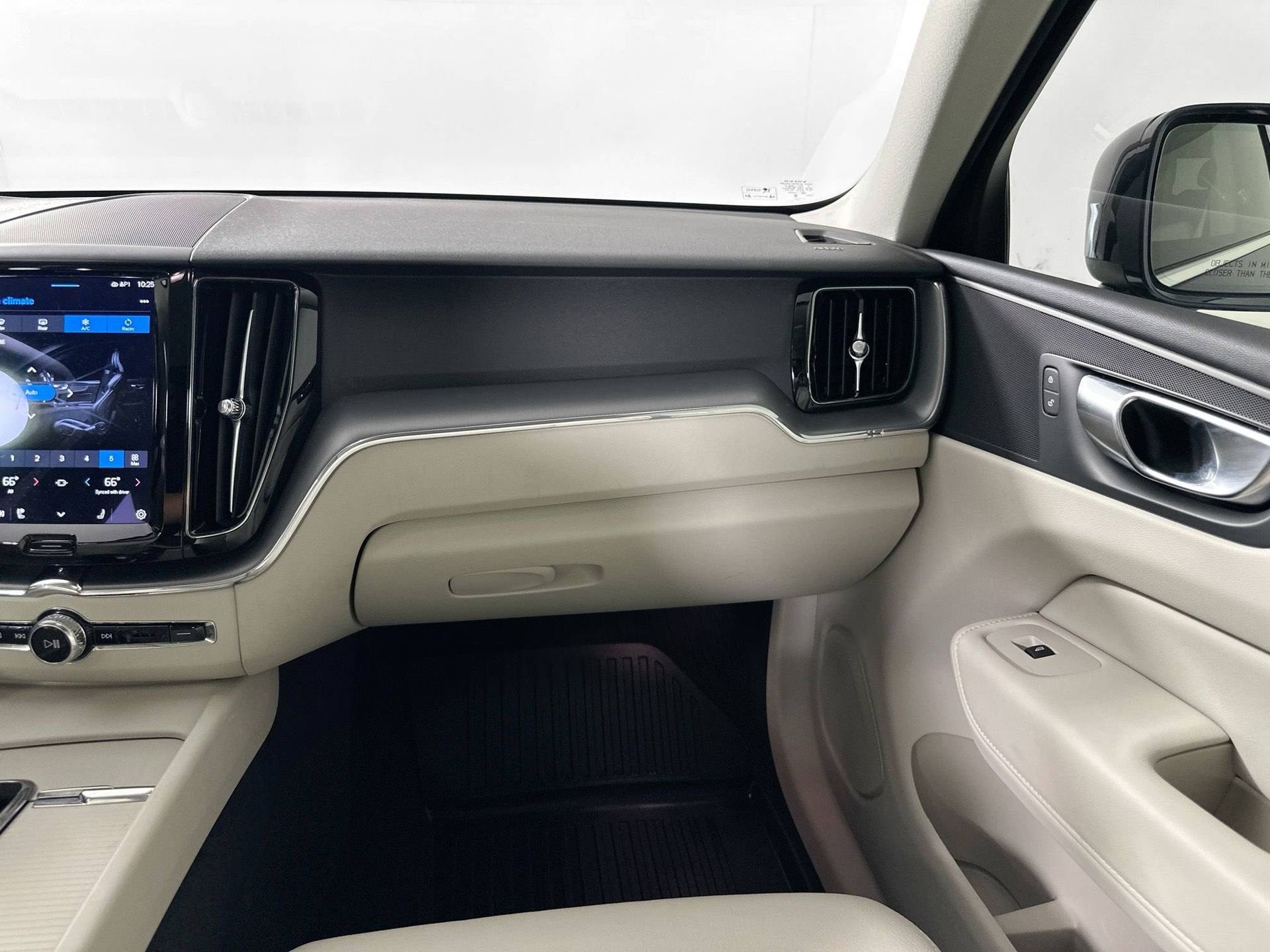 2023 Volvo XC60 B5 Core photo 26