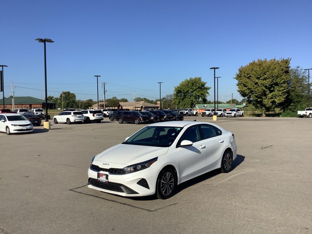 2024 Kia Forte LXS photo 3