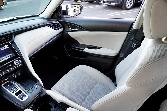 Used 2022 White Honda EX image 19