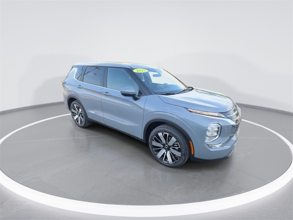 2025 Mitsubishi Outlander SE photo 2
