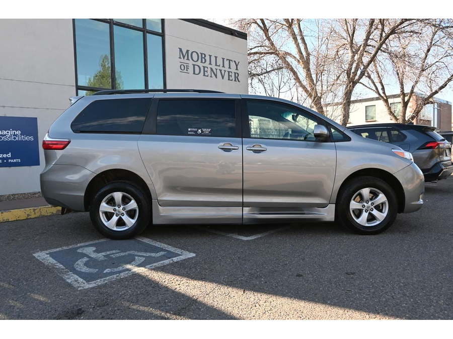 2015 Toyota Sienna LE photo 5