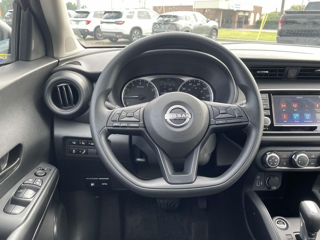 2025 Nissan Kicks Play S photo 3