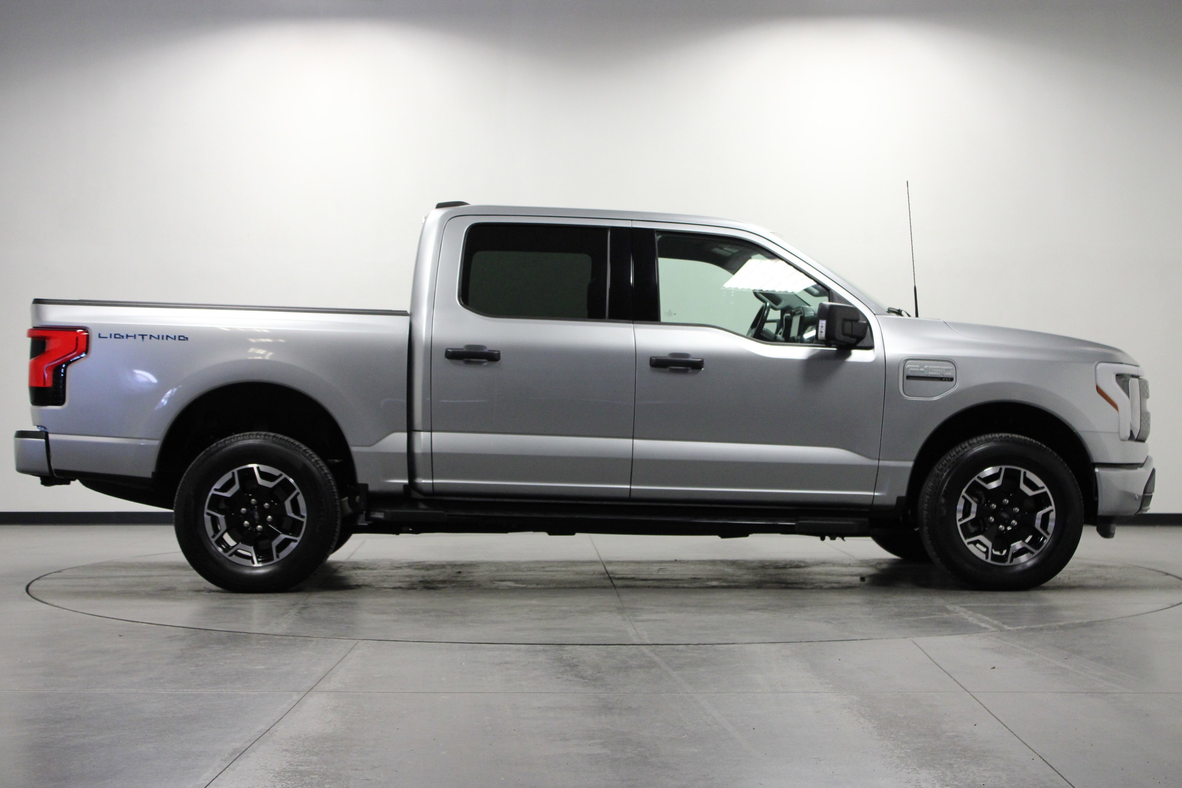 2023 Ford F-150 Lightning XLT photo 2