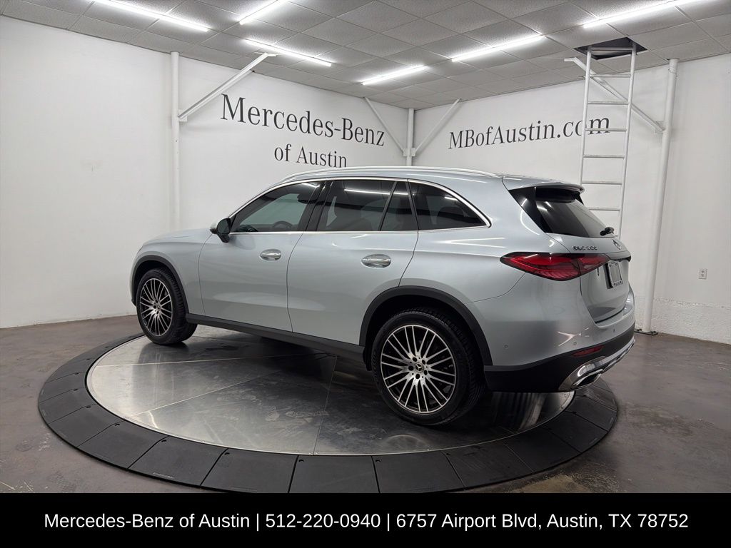 2025 Mercedes Benz GLC 300 photo 2