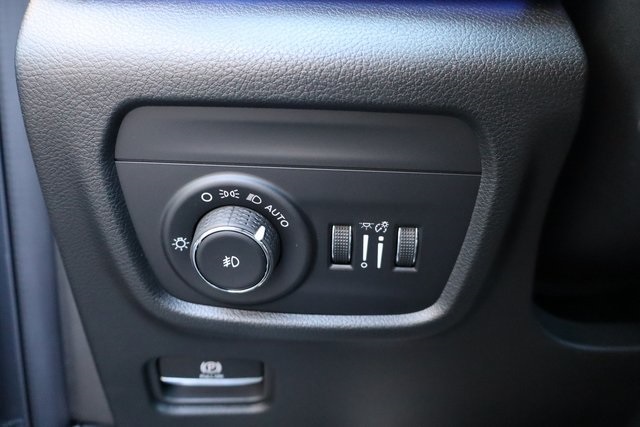 2025 Jeep Grand Cherokee Summit photo 12