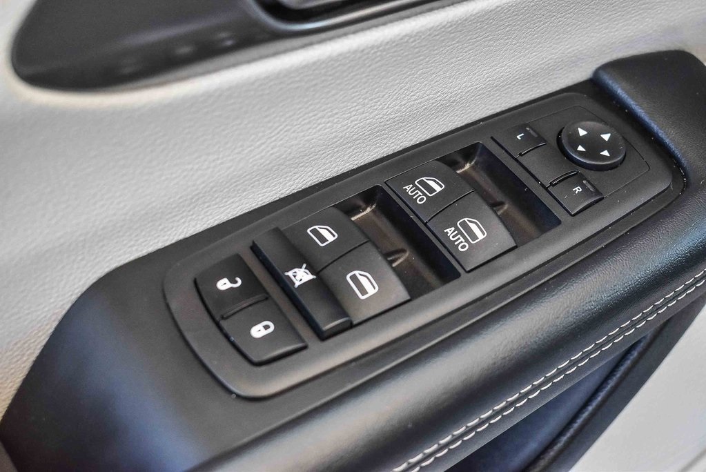2023 Chrysler Pacifica Hybrid Touring L photo 18