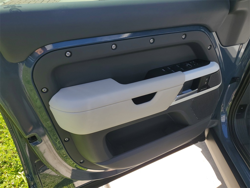 2024 Land Rover Defender 110 S photo 17