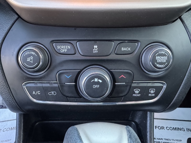 2017 Jeep Cherokee Latitude photo 28