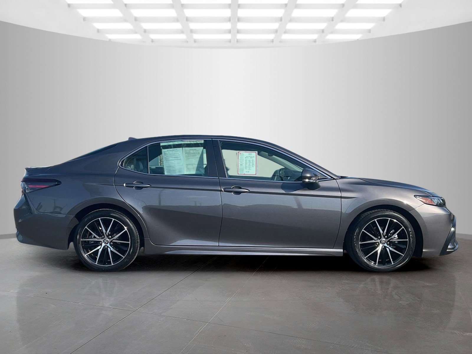 2024 Toyota Camry Hybrid SE photo 2