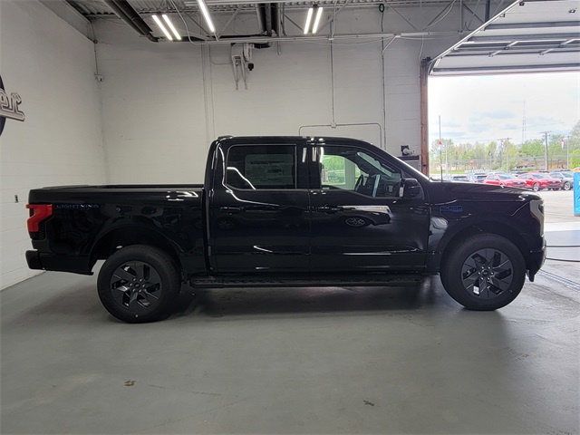 2025 Ford F-150 Lightning Lariat photo 3