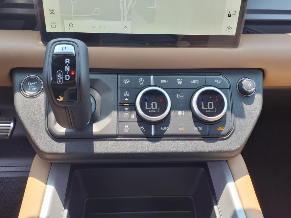2025 Land Rover Defender 110 V8 photo 13