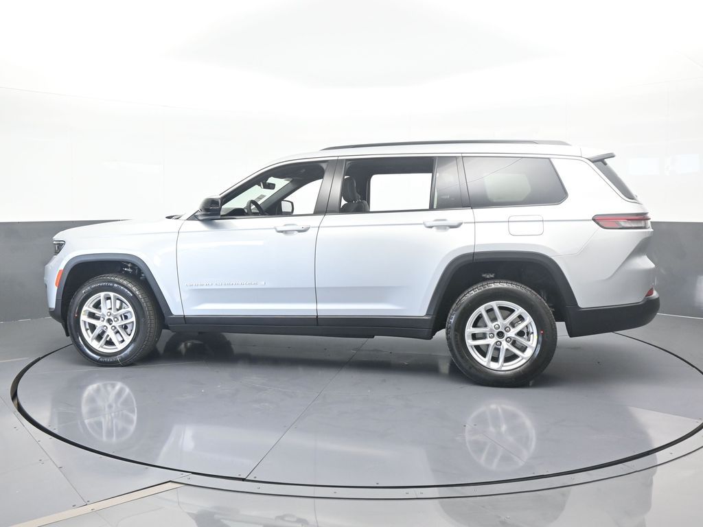 2025 Jeep Grand Cherokee Laredo photo 3