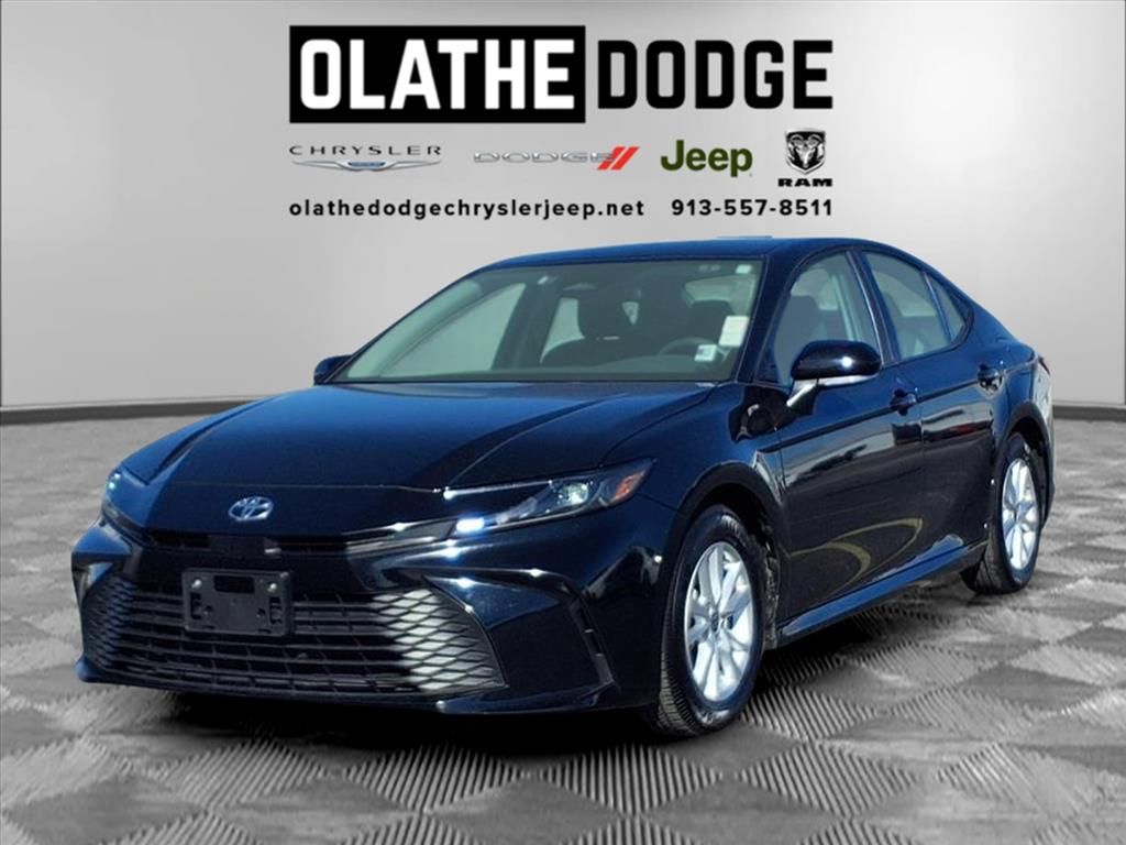 2025 Toyota Camry LE's photo
