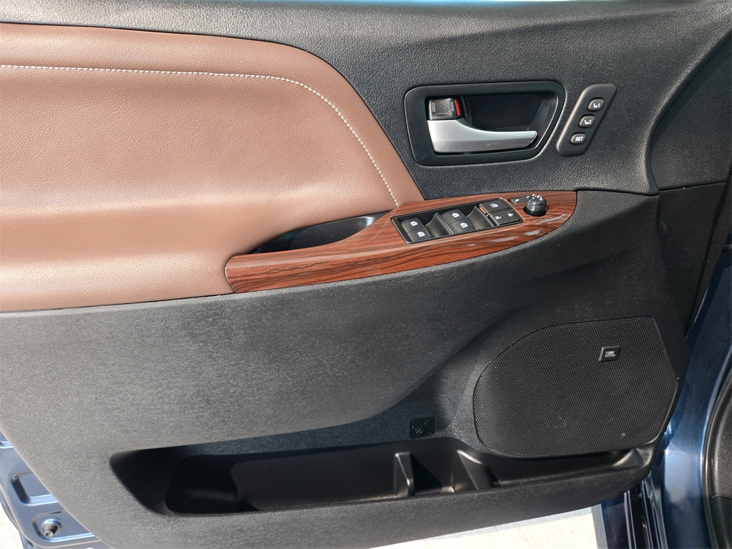 2019 Toyota Sienna Limited Premium photo 31