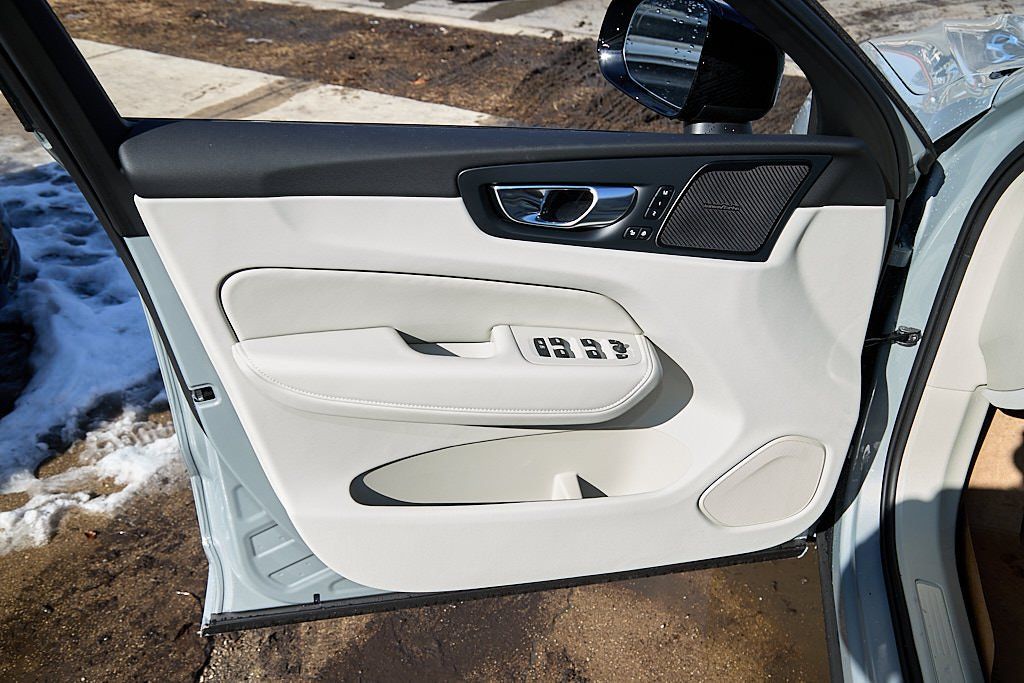 2026 VOLVO XC60 - Image 9