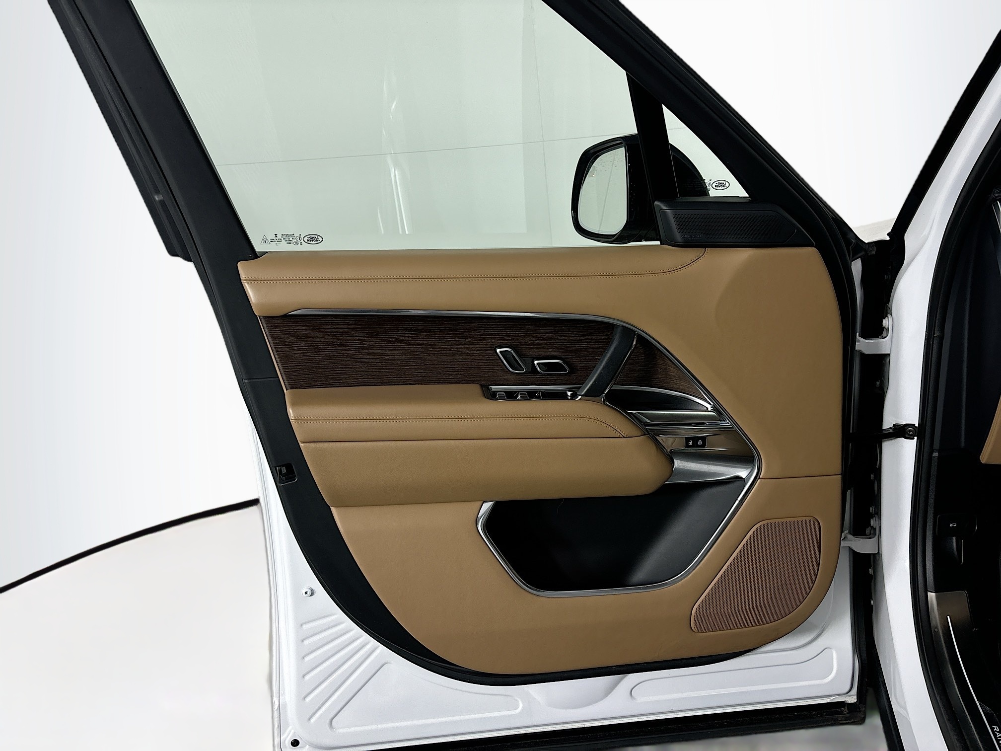 2023 Land Rover Range Rover SE photo 11