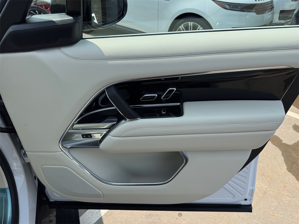 2025 Land Rover Range Rover SE photo 15