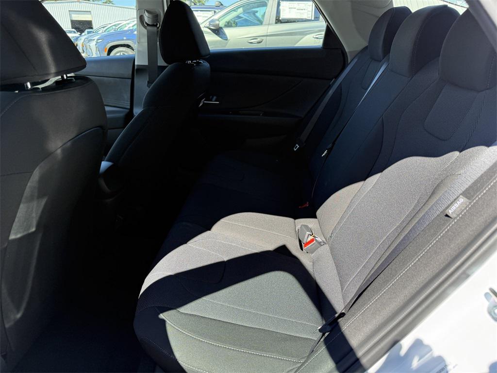 2025 Hyundai Elantra SE photo 4
