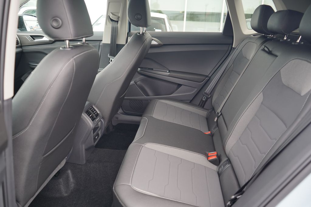 2025 Volkswagen Taos SE photo 4