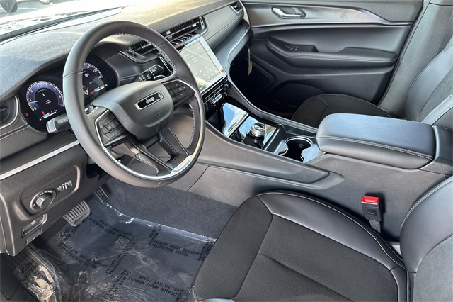 2025 Jeep Grand Cherokee Altitude photo 2