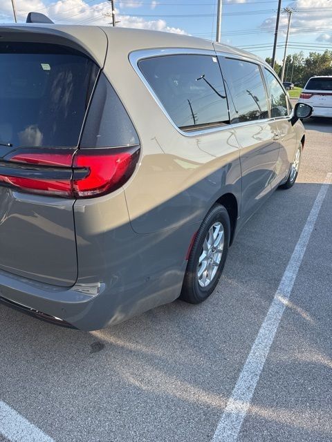 2025 Chrysler Pacifica photo 6