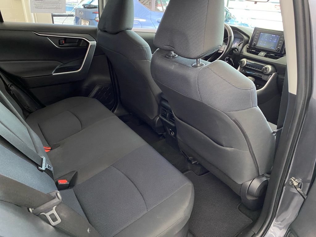 2019 Toyota RAV4 Hybrid LE photo 16