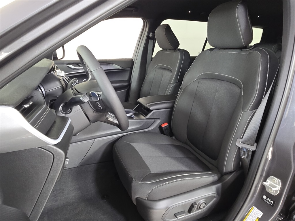 2025 Jeep Grand Cherokee Laredo photo 4