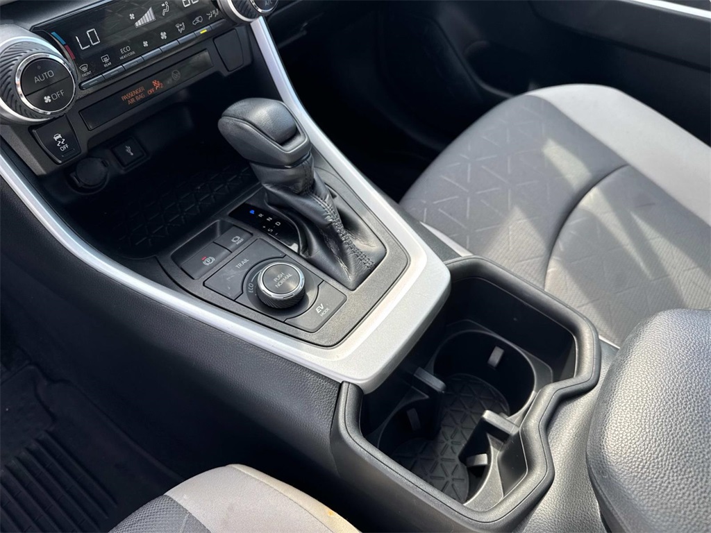 2022 Toyota RAV4 Hybrid XLE photo 25
