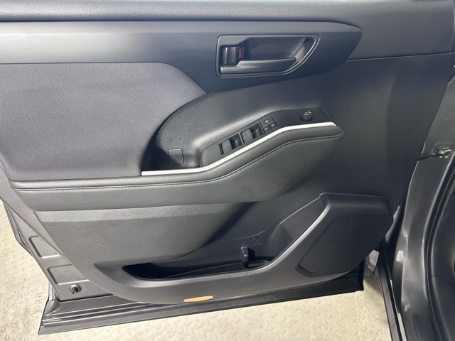 2022 Toyota Highlander LE photo 17