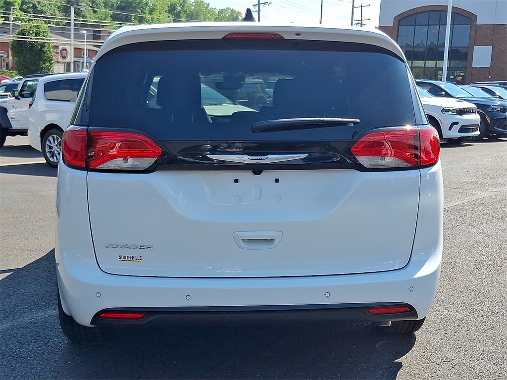 2025 Chrysler Voyager LX photo 4
